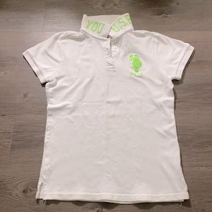 Woman Polo Small. White on green. Neck design